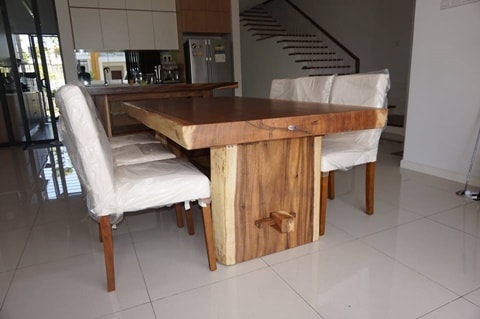 Ragam Gaya Rustic Suar Table sebagai Furniture Dapur dan Ruang Makan